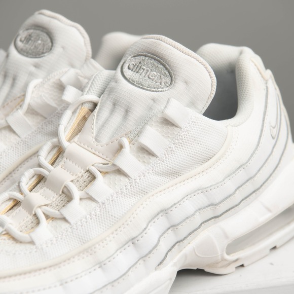Nike Air Max 95 Essentials Triple White Men Sz 11 CT1268 Athleisure Streetwear - Picture 2 of 8